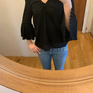 Blus - En skit snygg blus från vero moda som inte kommer till användning längre. Skriv om ni har några frågor. 