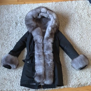 Fatima parka jacka - Storleken på jackan är s/m och är nästan helt ny. Det finns inga skador utan på jackan, dragkedjan lossnade vid sidan av jackan men går fortfarande att knäppa. Det går att sy tillbaka! Köpte den för 4000kr från Feminina of sweden  Nytvättad! 