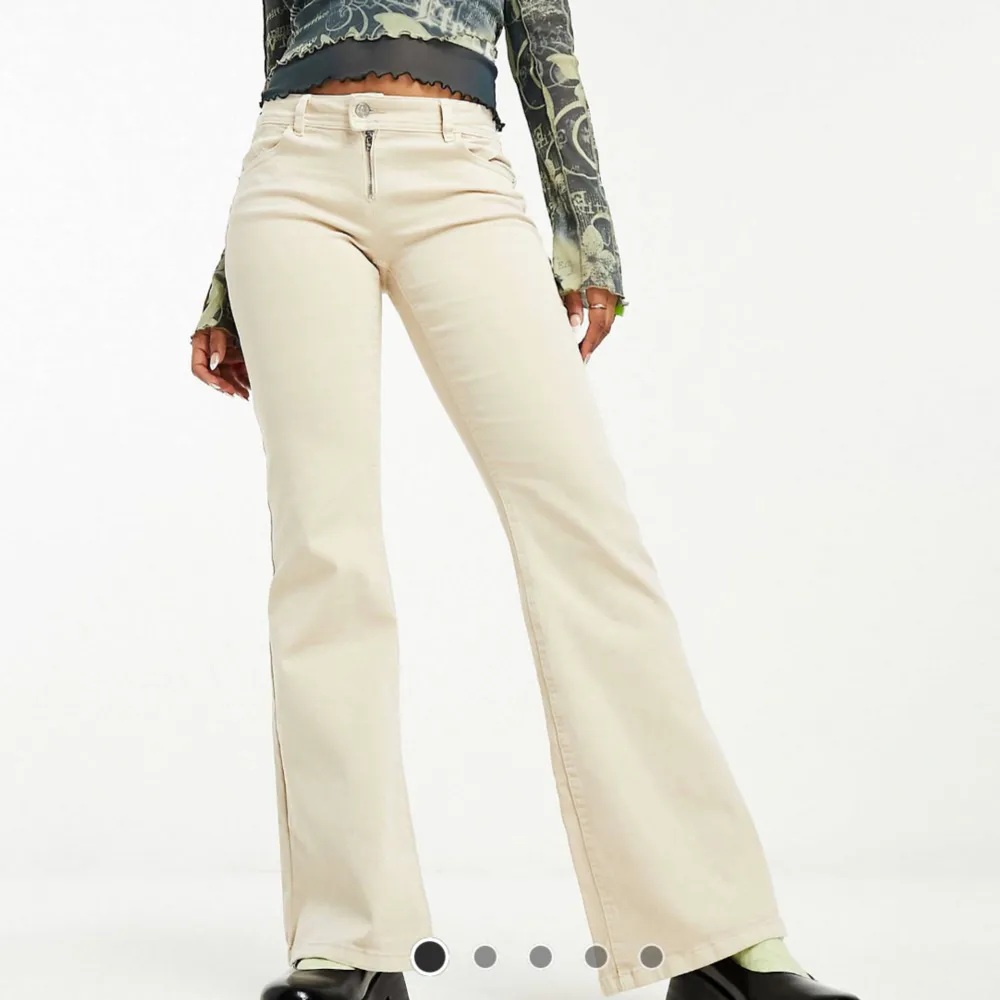 Säljer dessa lågmidjade byxor köpta för 520kr helt oanvända, säljer för 400kr. Prislapp kvar💕. Jeans & Byxor.
