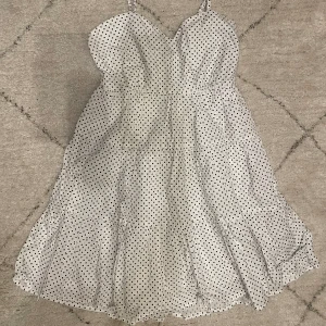 prickig klänning - såååå söt klänning i nyskick! justerbara band💓 skriv för bild hur den sitter på