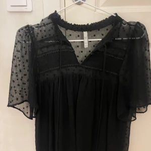 svart zara blus  - säljer den för den inte kommer till användning längre men den är i bra skick 