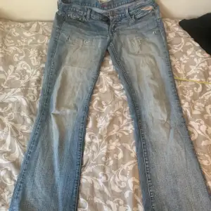 Säljer mina favvo jeans som tyvärr har gått sönder vid knät och spruckit under rumpan bak i hopp om att någon annan kan laga och använde de💗 därav priset!