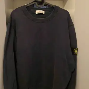 Säljer nu min stone island tröja i large (passar XL) Den sitter lite stort för mig. Bra skick. Priset går att diskuteras. Självklart är den äkta. Skriv om ni har mer frågor.