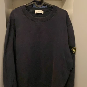 Stone island tröja Large - Säljer nu min stone island tröja i large (passar XL) Den sitter lite stort för mig. Bra skick. Priset går att diskuteras. Självklart är den äkta. Skriv om ni har mer frågor.