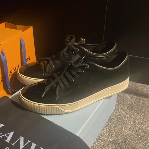Lanvin glossy toe - Säljer ett par lanvin cap toe (glossy) I väldigt fint skick! Tillkommer box och dustbag! Storlek UK 8 passar 42 men 43 om man snörar löst! Tveka inte att höra av dig vid minsta lilla fråga🙏