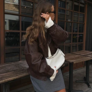 Brun skinnjacka  - Brun skinnjacka i bomber stil från NAKD. Knappt använd och säljer för jag har många jackor! Ord pris 999kr säljer för 500. Använd köp nu!