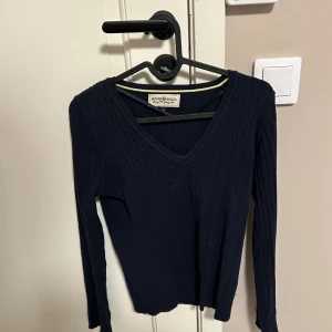 Mörkblå stickad tröja - Fin stickad tröja