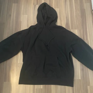 Black oversize hoodie - Storlek S/M men oversize så passar till de flesta. Har använt nån gång. Från H&M.