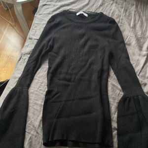 Svart långärmad  - Den e knappt använd,väldigt mjuk