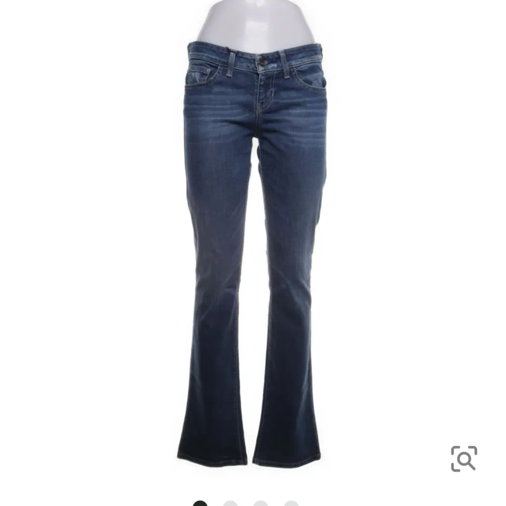 Ett par snygga jeans som jag köpte från Sellpy för 500kr men passade tyvärr inte, pris kan diskuteras !!!TRYCK INTE PÅ KÖP DIREKT!!!!!!. Jeans & Byxor.