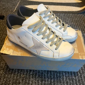 Golden goose skor - Nya! säljer dom för jag inte använder dom något. Dom är 9/10 😊använd ett par gånger. Inga skambud bud bara seriösa köpare( Certifkat, Box och dustbag ingår)