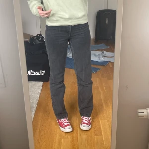 Svarta jeans från Monki - Hej! Säljer mina svarta jeans från Monki då de ej kommer till användning längre. De är hela och har inga defekter. Storlek: 27 (36/38 ungefär) . Hör av er vid eventuella frågor 💞