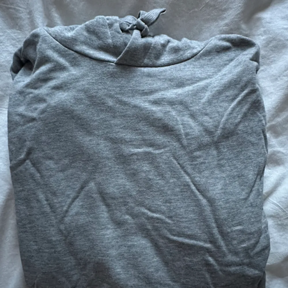 Grå Hoodie från Cubus storlek S, 100kr, frakt tillkommer . Hupparit & Collegepaidat.