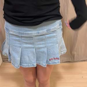 Super fin mini kjol från Urban outfitters! I storlek S! 