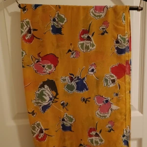 Somrig scarf - Luftigt material, knappt använd. 