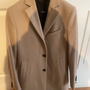 J Lindeberg rock - Tjenixen! Säljer en sparsamt använd Rock i färgen sand, använd sisådär 10 gånger.   Nypris 3899:-   Storlek M, (48) 