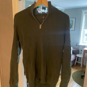 Half zip - Tjena, säljer denna Slim fit half zip från hm, den kostar 300 ny jag säljer för 120 den är använd 1 gång.  Jag kan fixa till priset vid snabb affär