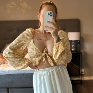 Topp - Fantastiskt topp från Bikbok!🌼 Blir aldrig använd då den är för liten för mig, rekommenderar den inte för någon med större byst.  Men otroligt fin och skön att bära.