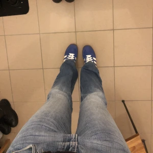 lågmidjade bootcut jeans - skitsnygga low waist bootcut jeans från boomerang! är liite för små för mig så kommer ej till användning😢köpta secondhand men i bra skick!🪩 