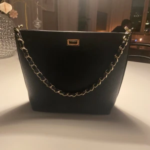 Fin väska från Rizzo - Fin väska från Rizzo i superfint skick 💕. Den har gulddetaljer och svart läder i fint skick 😊. Originalpriset är 450kr.