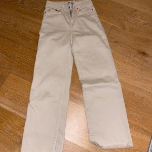 Medium waist jeans  - Kostar runt 300 i vanliga fall tror jag 