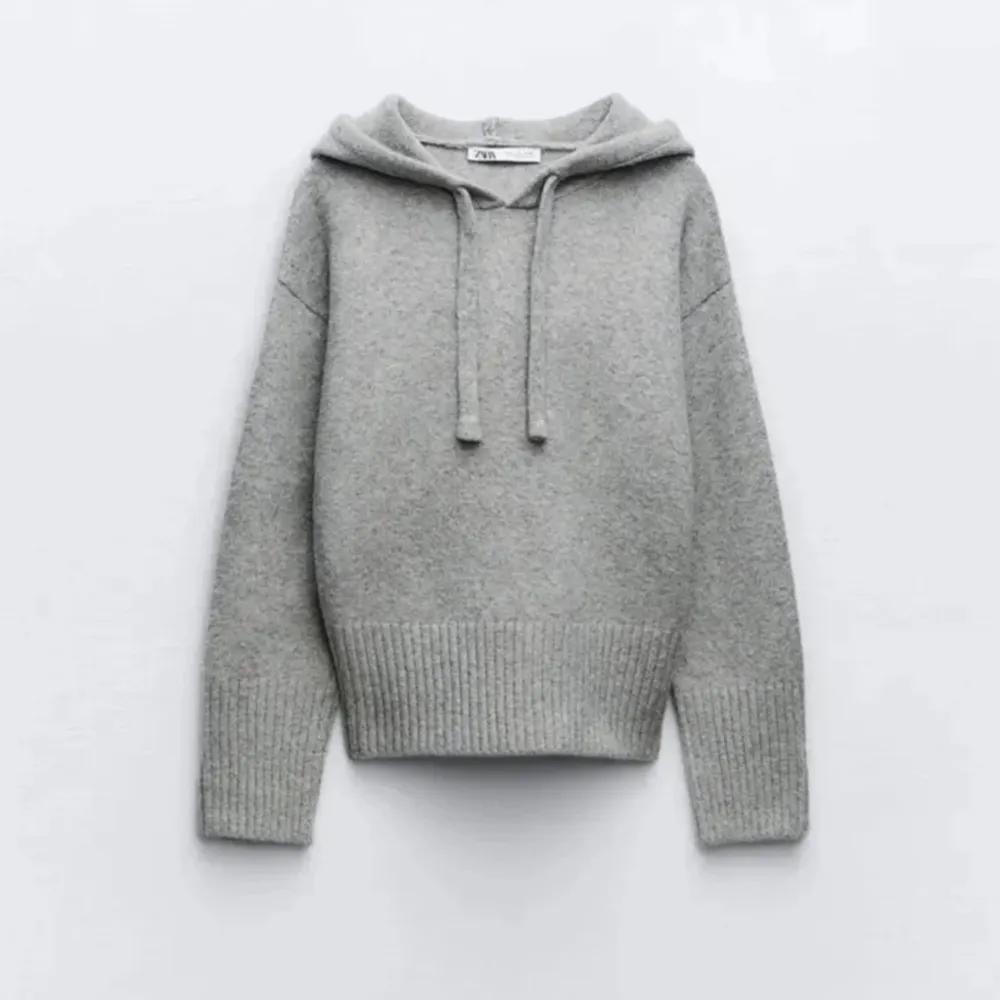 Jätte fin stickad zara hoodie, aldrig använd! Säljer för 380, skriv för mer bilder💘. Stickat.