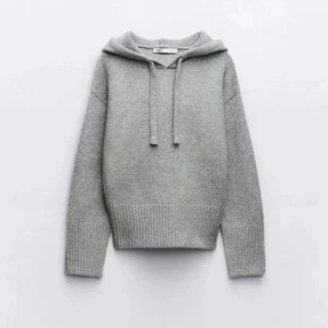 Zara hoodie  - Jätte fin stickad zara hoodie, aldrig använd! Säljer för 380, skriv för mer bilder💘