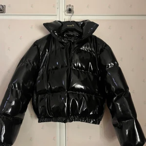 Lackjacka från prettylittlething  - Fin jacka från prettylittlething i storlek 34, använd två gånger och köpte den för ca 500kr💞