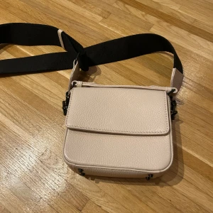 Markberg skinnvästs beig - Äkta skinn väska Markberg beige använt ett fåtal gånger