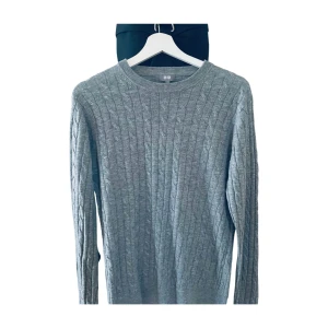 Vårtröja från uniqlo  - Vacker tröja som är är i väldigt bra skick, är som ny. Kostar 799 ny 