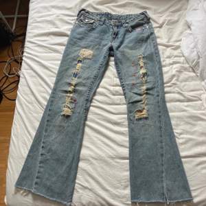 As feta patchwork true religion jeans i storlek 29. Lite korta i benen, passar någon som är 162 eller kortare. En knapp har trillat av på ena bakfickan, utöver det är dom i fint skick och använda ett fåtal gånger. 