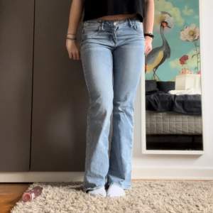 Ett par jättesnygga lågmidjade bootcut jeans från hm helt slutsålda. De sitter jättebra på och är stretchiga. Midjemått tvärs över:35cm. Innerbenslängd: 78 cm