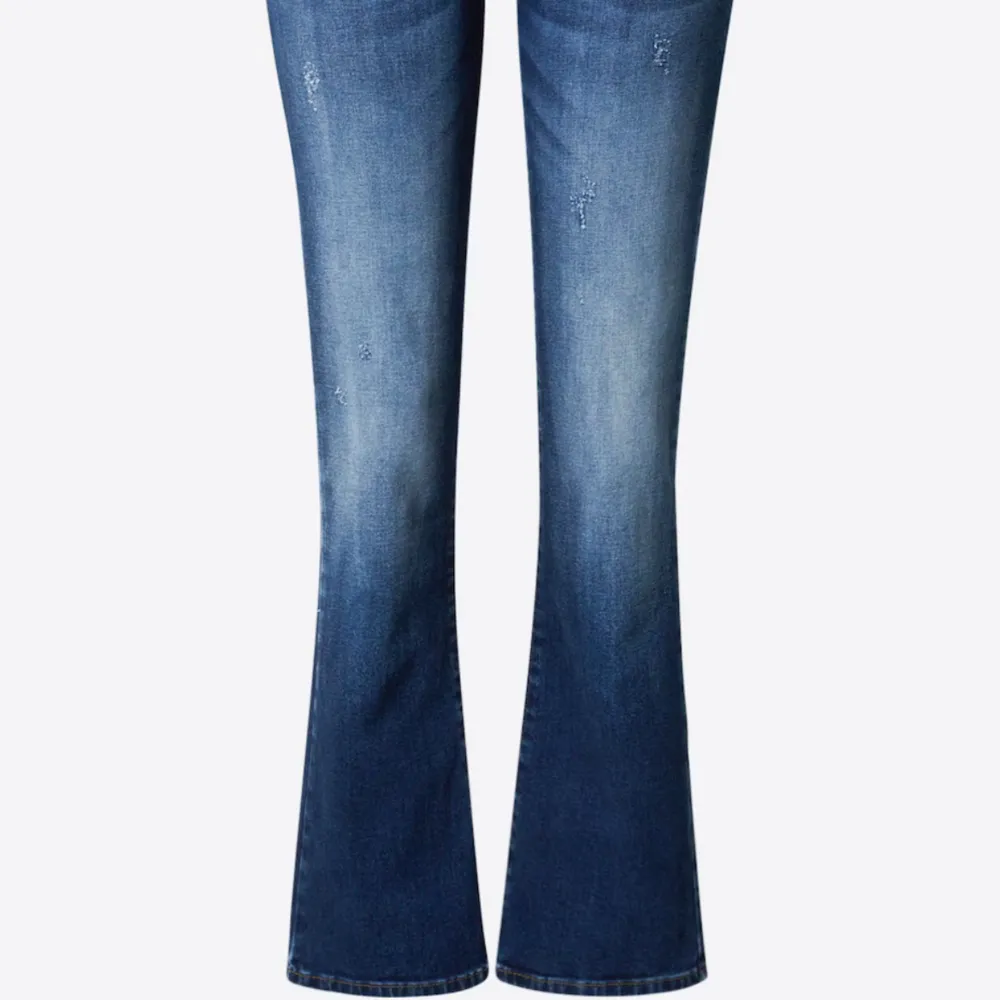 Lågmidjade ltb jeans dom har ett litet ihop sytt hål som man knappast ser ❤️. Jeans & Byxor.