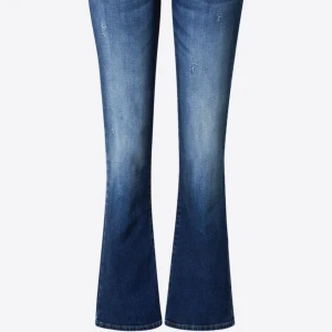Ltb jeans - Lågmidjade ltb jeans dom har ett litet ihop sytt hål som man knappast ser ❤️