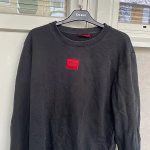 Hugo Boss långärmad  - Använd flertal gånger! Nytvättad så behövs strykas innan det skickas som vi löser förstås. Förelslå Bud