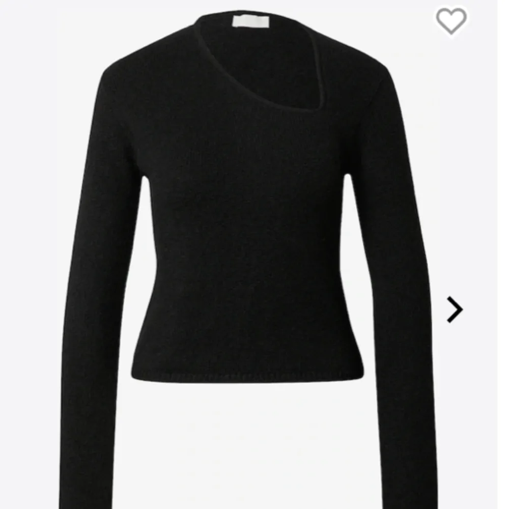 Snygg tröja från Léger med urringning vid axeln.  Står ingen storlek men skulle gissa på S.  Säljer för 350+frakt!. Tröjor & Koftor.