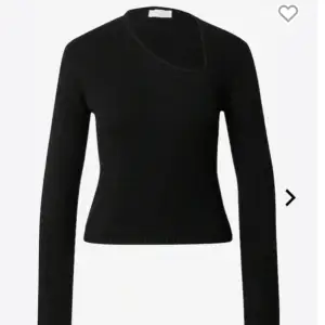 Snygg tröja från Léger med urringning vid axeln.  Står ingen storlek men skulle gissa på S.  Säljer för 350+frakt!