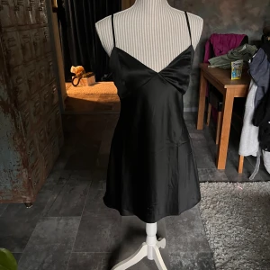 Satin klänning - Fin minidress i satin. Köpt från hm💗 Använd en gång på fest