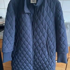 Isay vår kappa  - Isay vår kappa  Knappt använd, marin blå och en perfekt jacka nu i vår