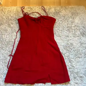 Röd gullig klänning från Zara, storlek XS, använts några gånger.