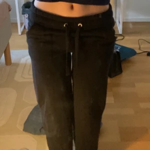 Lågmidjade mjukisbyxor från lager 157 - Säljer nu dom har sköna mjukisbyxorna från lager 157! Dom är Low waist och i nyskick.
