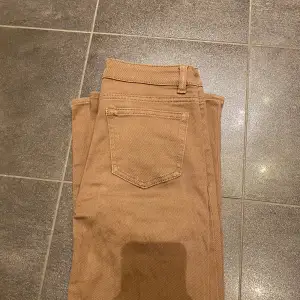 Fina bootcut jeans från H&M har endast använt 1 gång💗köpt för 300kr