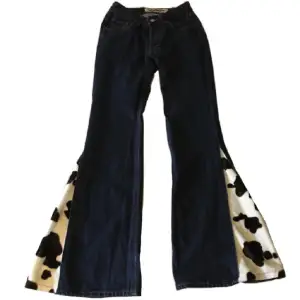Coola vintage jeans från Crocker med ko mönster, midjemått 71 cm innerbenslängd 83 cm