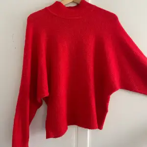Säljer denna söta stickade tröjan som endast är använd ett fåtal gånger💞kan skicka bild på om det önskas☺️