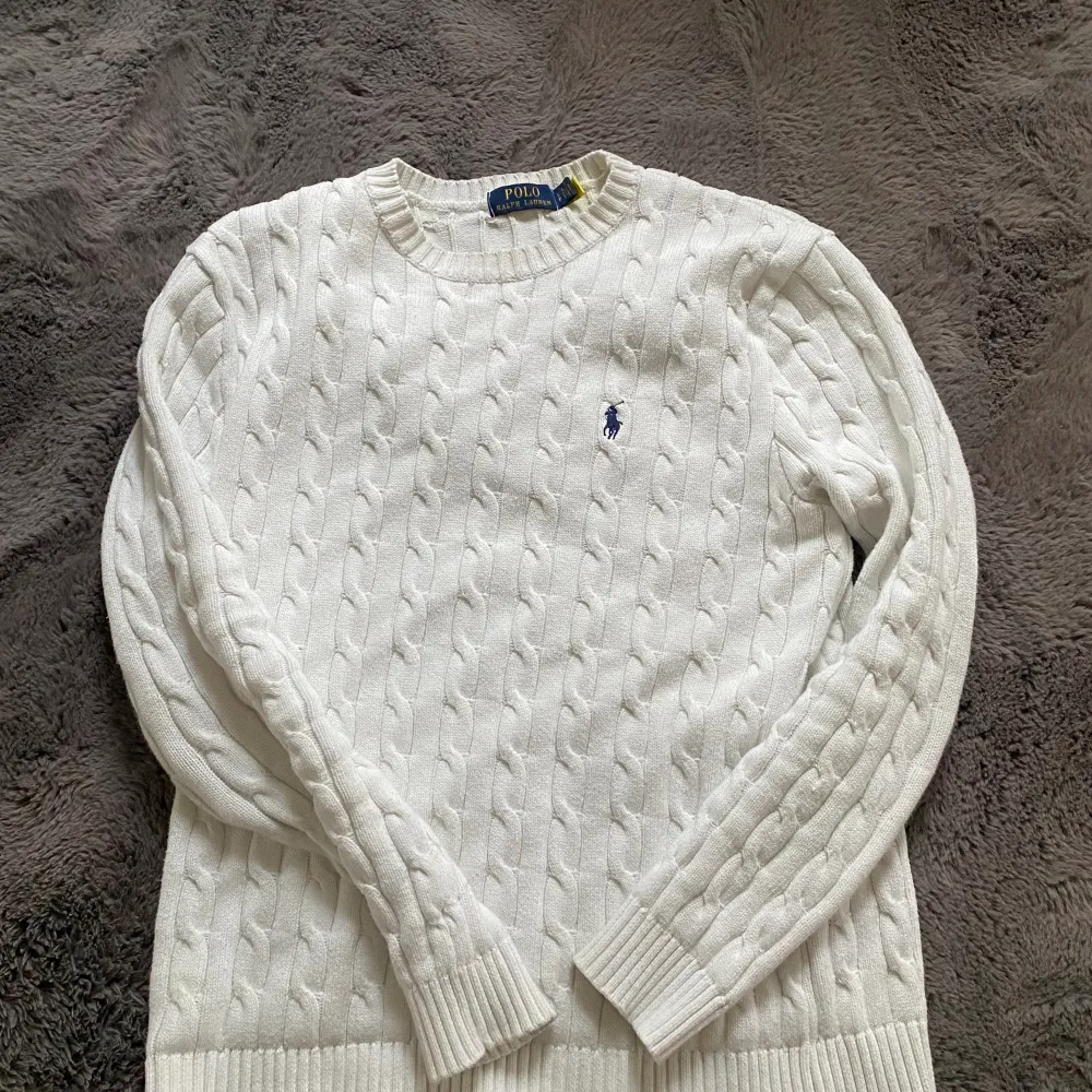Säljer en helt ny cabble knitted Polo Ralph Lauren tröja i storlek s! Helt otrolig snygg tröja som passar till allt🙌  Kontakta ifall ni har frågor🤝. Tröjor & Koftor.