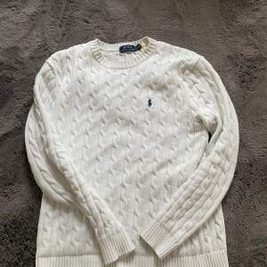 Säljer en helt ny cabble knitted Polo Ralph Lauren tröja i storlek s! Helt otrolig snygg tröja som passar till allt🙌  Kontakta ifall ni har frågor🤝