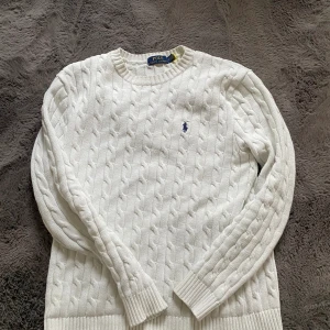 Polo Ralph Lauren stickad - Säljer en helt ny cabble knitted Polo Ralph Lauren tröja i storlek s! Helt otrolig snygg tröja som passar till allt🙌  Kontakta ifall ni har frågor🤝