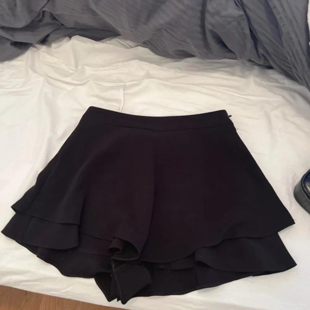 En svart shorts kjol i storlek M från zara. Shorts.