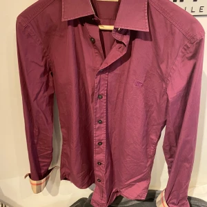 Burberry skjorta vinröd 🍇 - Vinröd burberry skjorta säljs då den är för liten för mig. Skick 10/10. Använd 1 gång. 