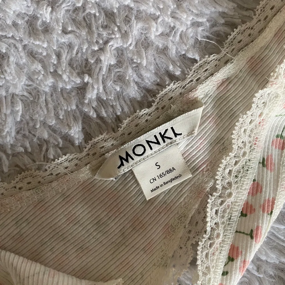 Ett väldigt fint linne med spets som är köpt på Monki 💓 köpte genom Zalando men har aldrig använt den!!💗. Toppar.